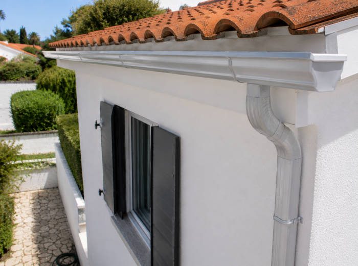 Casa térrea no Algarve com as calhas recém-limpas
