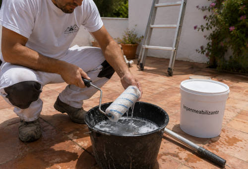 Um trabalhador de uma empresa de impermeabilização de telhados prepara as suas ferramentas em Faro